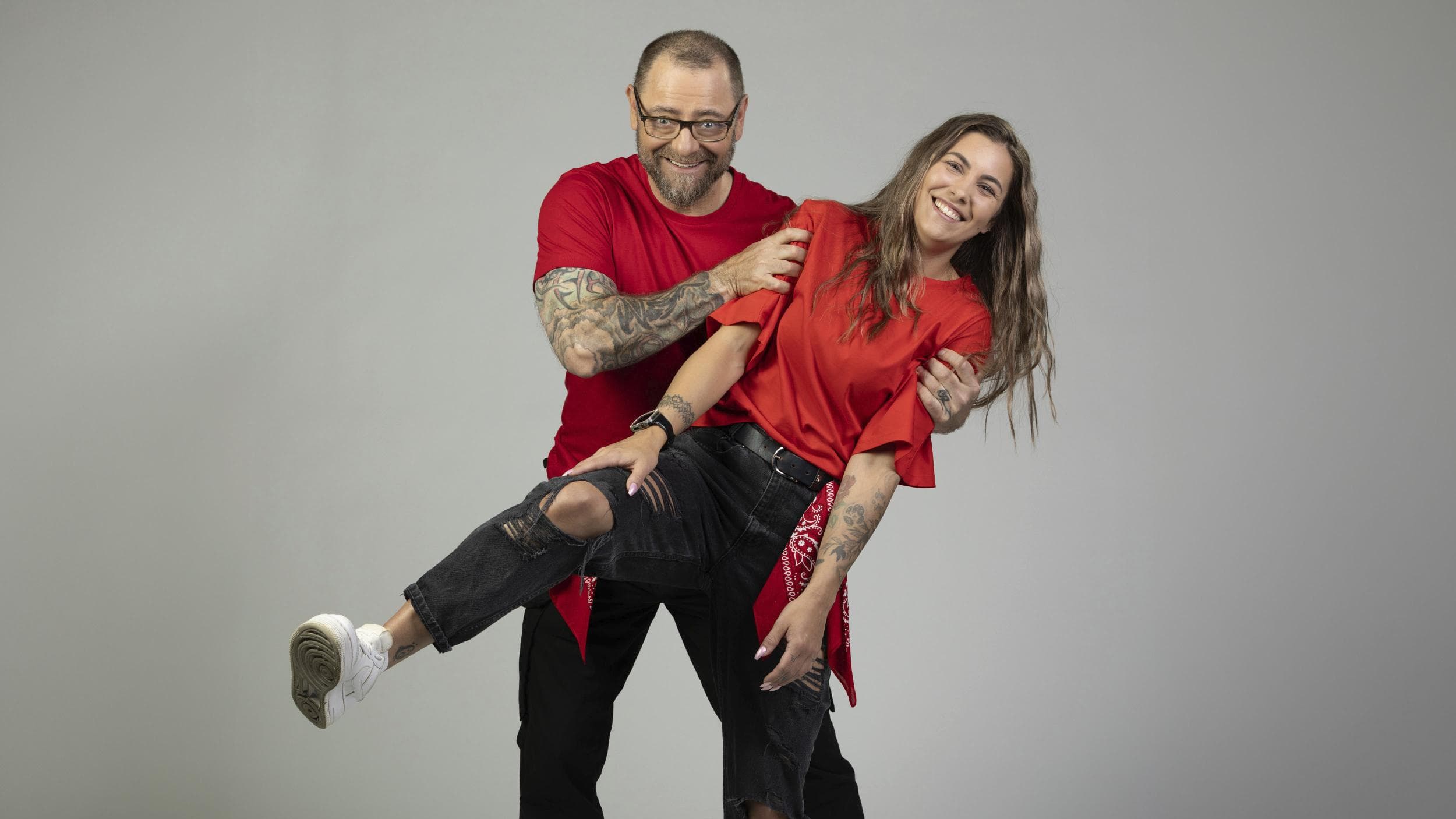 ALEKSI MÄKELÄ, 56, ELOKUVAOHJAAJA & NIKITA MÄKELÄ, 29, OHJAAJA LASTENSUOJELUYKSIKÖSSÄ Isä-tytär ALEKSI MÄKELÄ, 56, ELOKUVAOHJAAJA & NIKITA MÄKELÄ, 29, OHJAAJA LASTENSUOJELUYKSIKÖSSÄ Isä-tytär